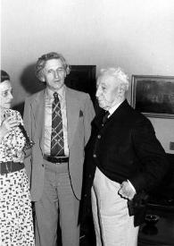 Portada:Plano general de Ziva Lahat (perfil izquierdo), Shlomo Lahat y Arthur Rubinstein (perfil derecho) hablando