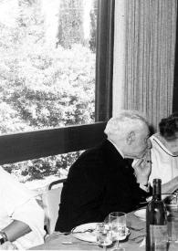 Portada:Plano general de Arthur Rubinstein (perfil izquierdo), Golda Meir (perfil izquierdo), Shlomo Lahat (perfil izquierdo), Aniela Rubinstein y otras personas comiendo durante una cena