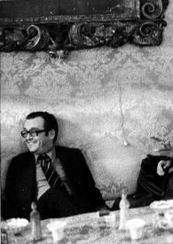 Portada:Plano medio de  un hombre, Arthur Rubinstein (perfil izquierdo) y Lili Volpi (perfil derecho) hablando alrededor de una mesa