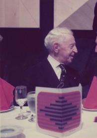 Portada:Plano medio de Arthur Rubinstein (perfil derecho) charlando con Shlomo Lahat (perfil izquierdo) sentados en la mesa presidencial de la sala de recepción