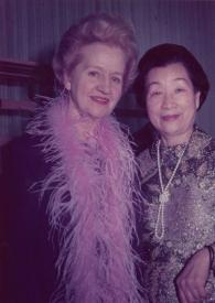 Portada:Plano medio de Aniela Rubinstein y una mujer japonesa posando