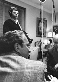 Portada:Plano medio de Arthur Rubinstein sentado en un sillón rodeado del equipo de televisión charlando, al fondo un cámara
