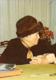 Portada:Plano medio de Virginia Low Bacon (perfil derecho), con gorro, y Arthur Rubinstein sentados en una mesa charlando.