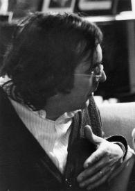 Portada:Plano medio de René Koering (perfil derecho) sentado charlando con Arthur  Rubinstein que le escucha