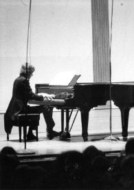 Portada:Plano general del escenario: J. Philippe Collard (perfil derecho) al piano, enfrente  otro pianista (perfil izquierdo) tocando