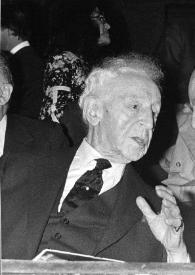 Portada:Plano medio de Arthur Rubinstein (medio perfil derecho) y Raymond Barre (Primer Ministro) (perfil izquierdo) hablando sentados entre el público.