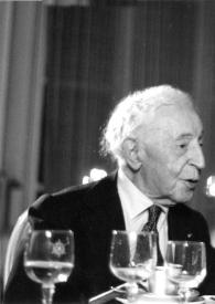 Portada:Plano medio de Arthur Rubinstein (perfil derecho) y Mstislav Rostropovitch (perfil izquierdo) sentados en una mesa charlando