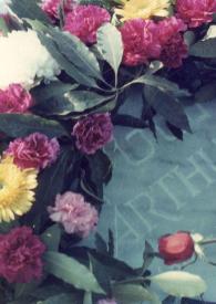 Portada:Primer plano de la lápida de la tumba de Arthur Rubinstein con una corona de flores.