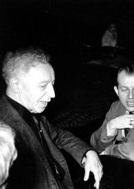Portada:Plano medio de Arthur Rubinstein (perfil derecho), Jerzy Katlewicz (con los ojos cerrados) y un hombre posando mientras charlan sentados