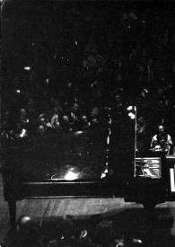 Portada:Plano general de la orquesta (de espaldas) y Arthur Rubinstein caminando hacia el piano, en el escenario. Al fondo el público.