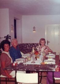 Portada:Plano general de la mesa: una mujer, Arthur Rubinstein, Estrella Rosenblatt y Alina Rubinstein posando