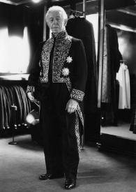 Portada:Plano general de Arthur Rubinstein con el traje de académico posando