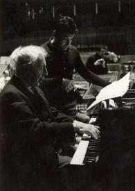 Portada:Plano medio de Arthur Rubinstein (perfil derecho) sentado al piano, a su lado observándole Zubin Mehta