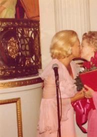 Portada:Plano medio de Blanka A. Rosentiel y Aniela Rubinstein dándose un beso en la boca y Arthur Rubinstein detrás observándolas