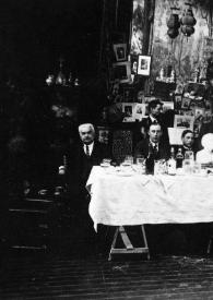 Portada:Foto de familia de Arthur Rubinstein junto con los mejores hombres de la Filarmónica de Valencia