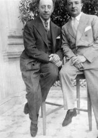 Portada:Plano general de Arthur Rubinstein y Paul Kochanski posando sentados en unos taburetes altos