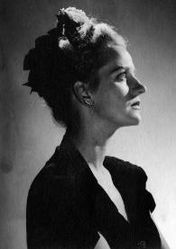 Portada:Plano medio de Aniela Rubinstein (perfil derecho) posando con vestido negro de noche y tocado de flores