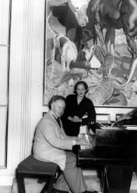 Portada:Plano general de Arthur Rubinstein sentado al piano, detrás Aniela posa apoyada en el piano