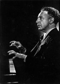 Portada:Plano medio de Arthur Rubinstein (perfil izquierdo) sentado al piano