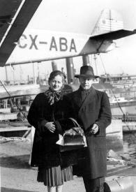 Portada:Plano general de Aniela y Arthur Rubinstein posando, al fondo un avión