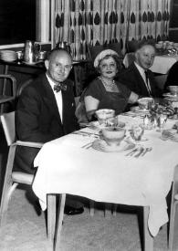 Portada:Plano general de la mesa, Arthur Rubinstein sentado en el centro entre otros invitados posando