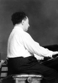 Portada:Plano medio de Arthur Rubinstein (perfil derecho) sentado al piano, al fondo Eugène Goossens dirigiéndo la orquesta