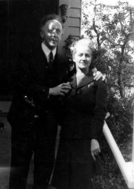 Portada:Plano general Arthur Rubinstein y Aniela Rubinstein posando en una escalera