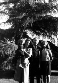 Portada:Plano general de Alina Rubinstein, Aniela Rubinstein, Arthur Rubinstein y Eva Rubinstein posando