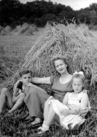 Portada:Plano general de John, Aniela y Alina Rubinstein posando apoyados en un montículo de hierba