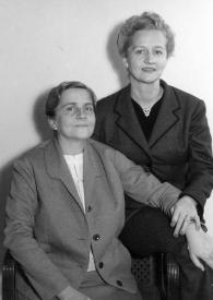 Portada:Plano general de Alina Raue y su hermana Aniela Rubinstein posando sentadas