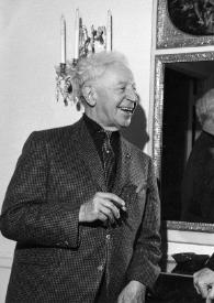 Portada:Plano medio de Arthur Rubinstein (medio perfil derecho) y un hombre (perfil izquierdo) charlando delante de un espejo donde se ve la imagen de Arthur Rubinstein reflejada