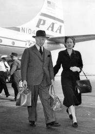 Portada:Plano general de Aniela y Arthur Rubinstein posando mientras caminan por el aeropuerto, al fondo un avión