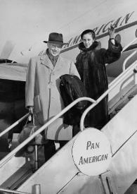 Portada:Plano general de Arthur y Eva Rubinstein saludando y posando en las escalerillas de un avión