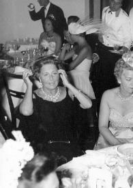 Portada:Plano general de Lili Volpi, Aniela Rubinstein y Thérèse Milstein sentadas en una mesa, charlando