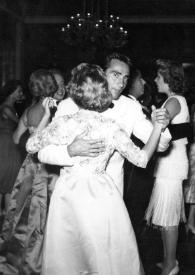 Portada:Plano general de la sala de baile, al fondo Aniela y Arthur Rubinstein bailando