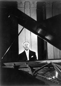 Portada:Plano medio de Arthur Rubinstein sentado al piano. A Arthur se le ve entre la base del piano y la tapa