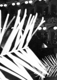 Portada:Plano medio de Arthur Rubinstein caminando en el escenario. Fotografía tomada entre las palmeras que adornan el escenario
