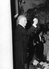 Portada:Plano general de Arthur Rubinstein (perfil derecho) saludando al público desde el escenario. Entre el público: Katherine Cardwell y Aniela Rubinstein