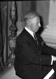 Portada:Plano medio de Arthur Rubinstein (perfil derecho) sentado al piano en diferentes posiciones