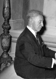 Portada:Plano medio de Arthur Rubinstein (perfil derecho) sentado al piano en diferentes posiciones