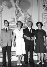 Portada:Plano general de Aniela Rubinstein, Arthur Rubinstein, Alina Rubinstein, John Rubinstein, un hombre y una mujer posando