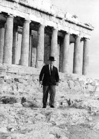 Portada:Plano general de Arthur Rubinstein caminando desde las columnas del Partenón