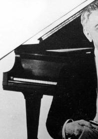 Portada:Plano medio de Arthur Rubinstein posando sentado delante de un piano con unas partituras en la mano