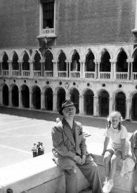 Portada:Plano general de Arthur Rubinstein, Alina Rubinstein y John Rubinstein sentados en una barandilla en la Plaza de San Marco