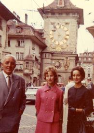 Portada:Plano general de Alina Rubinstein posando junto a un hombre y una mujer