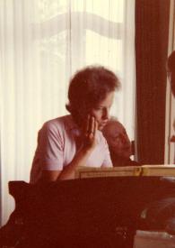 Portada:Plano medio de Alina y John de pie a cada lado del piano observando a Arthur Rubinstein sentado al piano