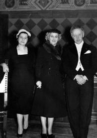 Portada:Plano general de dos mujeres posando junto a Arthur Rubinstein