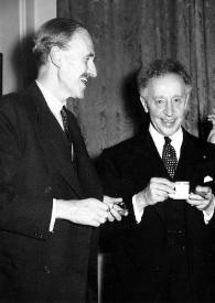 Portada:Plano medio del embajador de Inglaterra en Portugal, Arthur Rubinstein y un hombre posando y riendo