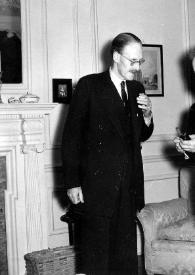 Portada:Plano general del embajador de Inglaterra en Portugal y Arthur Rubinstein charlando