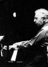 Portada:Plano general de Arthur Rubinstein (perfil izquierdo) sentado al piano